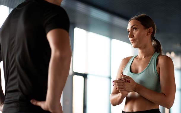 Entrenador personal en Ibiza durante una sesión de entrenamiento personalizada