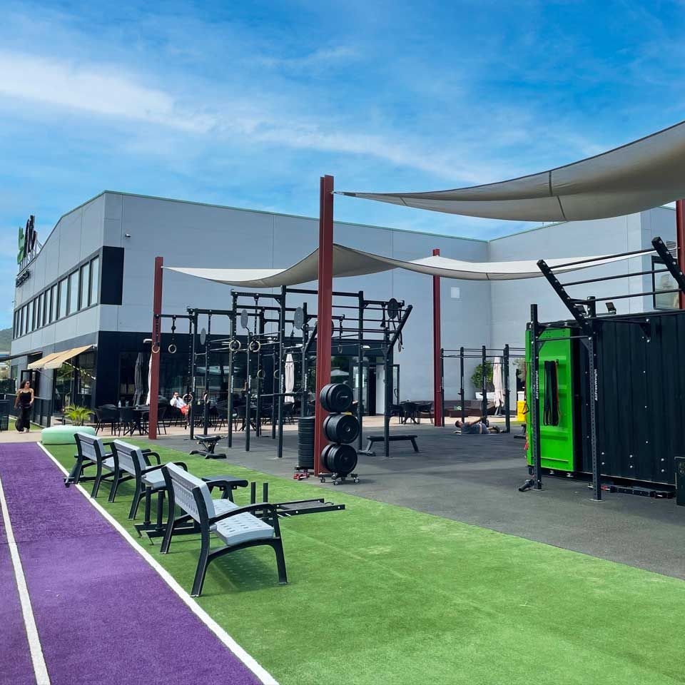 Zona de entrenamiento exterior en gimnasio Bfit Ibiza Sports Club